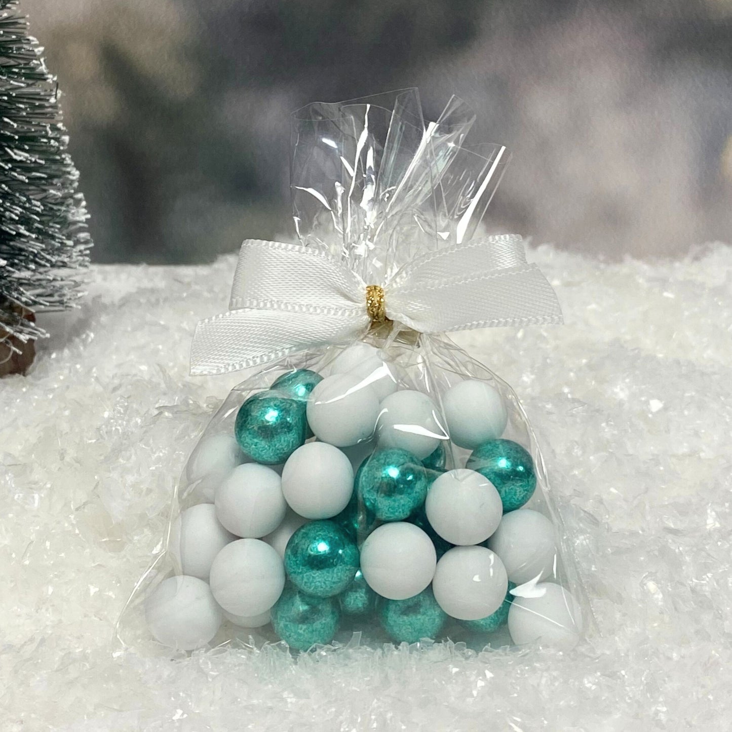 5 Stück kleine Gastgeschenke mit Schokokugeln weiss-grün