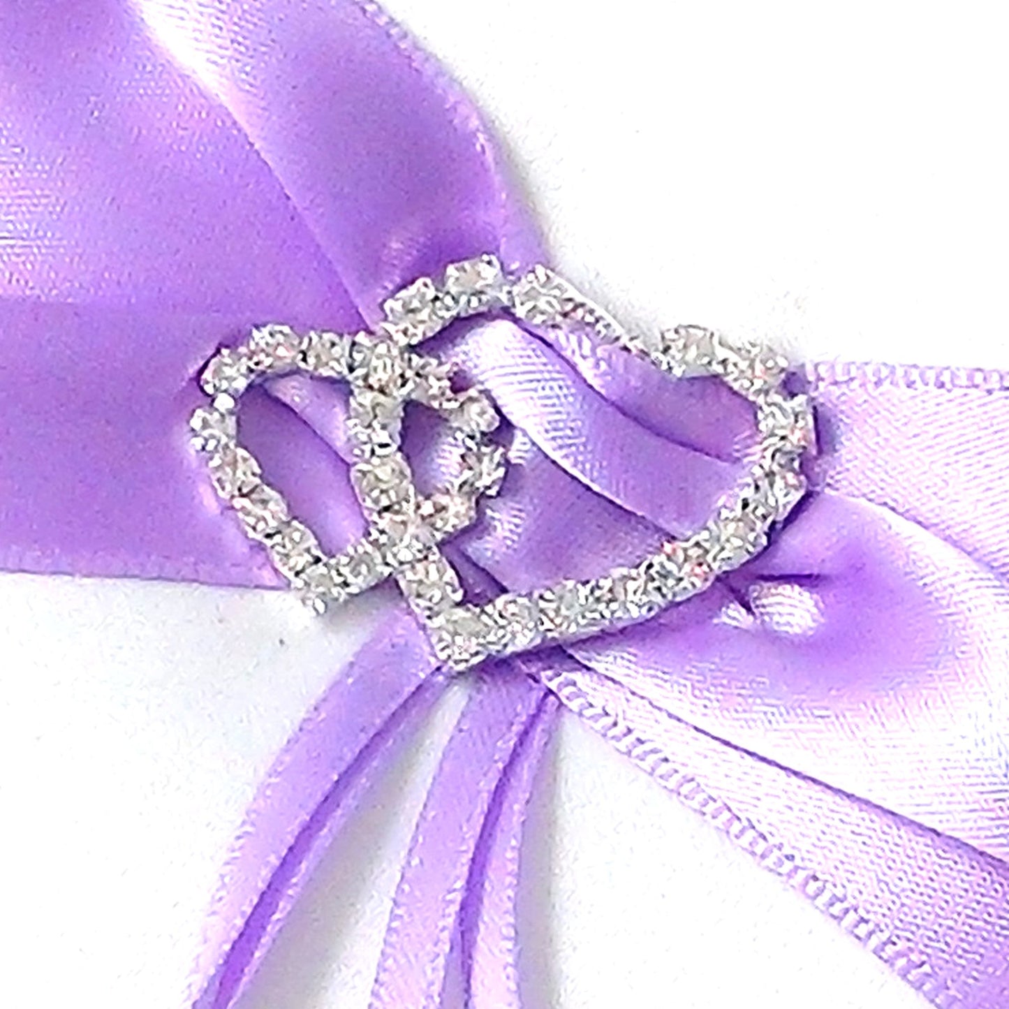 Ringkissen Parentesi Amore Flieder Weiß 20x20 cm mit Strassherzen & Schleife – Trauringkissen Hochzeit Romantisch