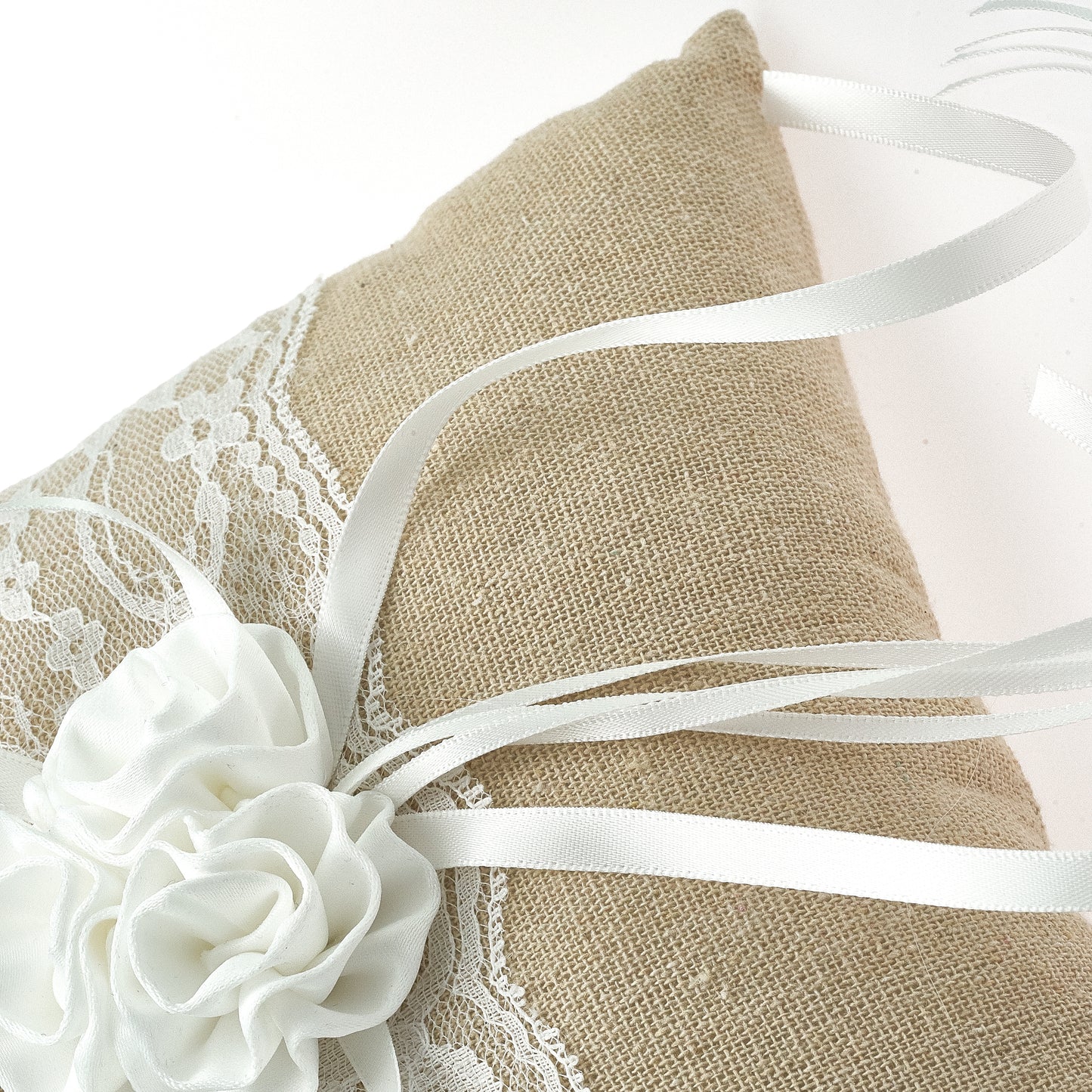 Ringkissen Jute Vintage 20x20 cm mit Spitze & Blume – Trauringkissen Hochzeit Beige
