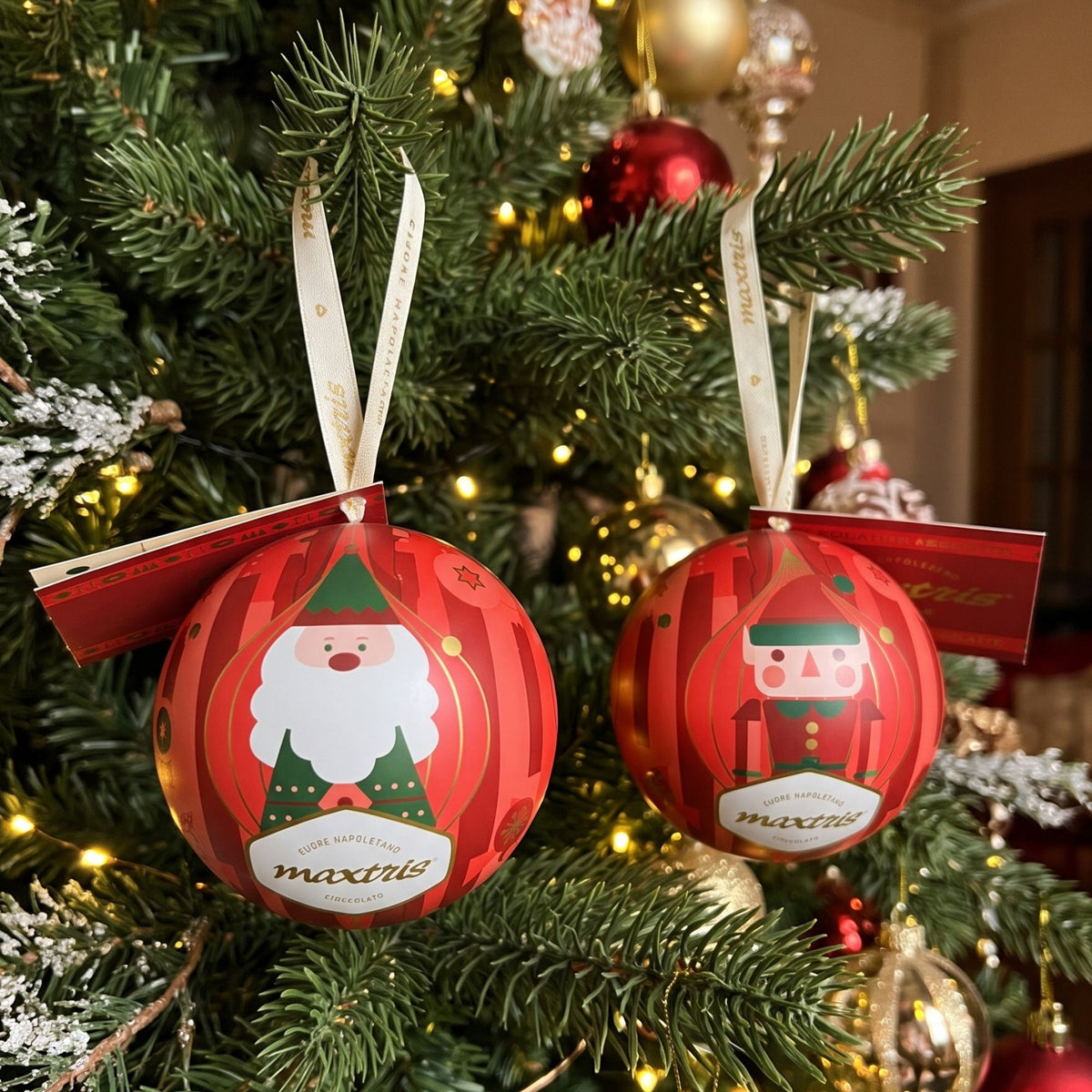 Weihnachtskugel mit Pralinen als Wichtelgeschenk und Nikolausgeschenk